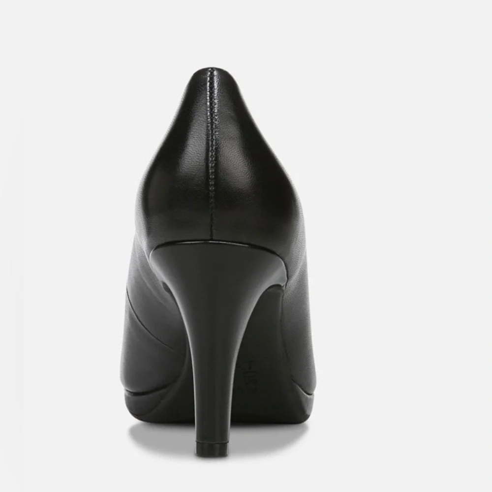 Naturalizer Michelle black leather pumps.